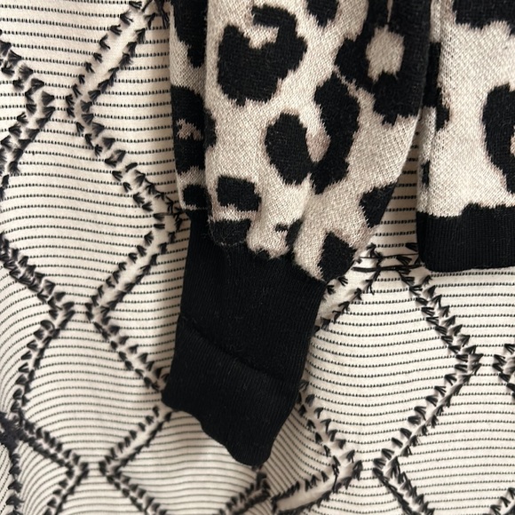 Vince Camuto Animal Print Cardigan - Picture 5 of 6